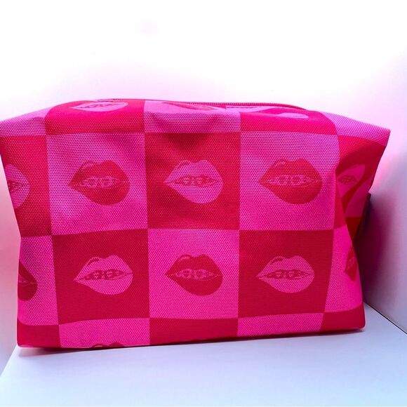 🦋$10~ Benefit Cosmetic ~ Pink Lips Checkered Bag ~ Case Travel ~ NWT - Picture 2 of 6